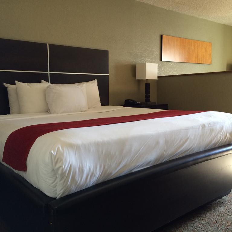 Отель Ramada By Wyndham Albuquerque East Экстерьер фото