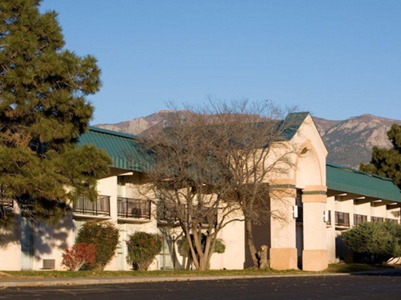 Отель Ramada By Wyndham Albuquerque East Экстерьер фото