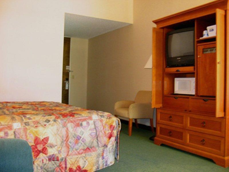 Отель Ramada By Wyndham Albuquerque East Экстерьер фото