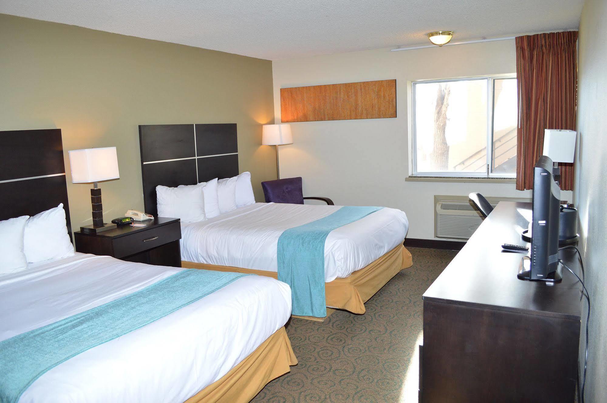 Отель Ramada By Wyndham Albuquerque East Экстерьер фото