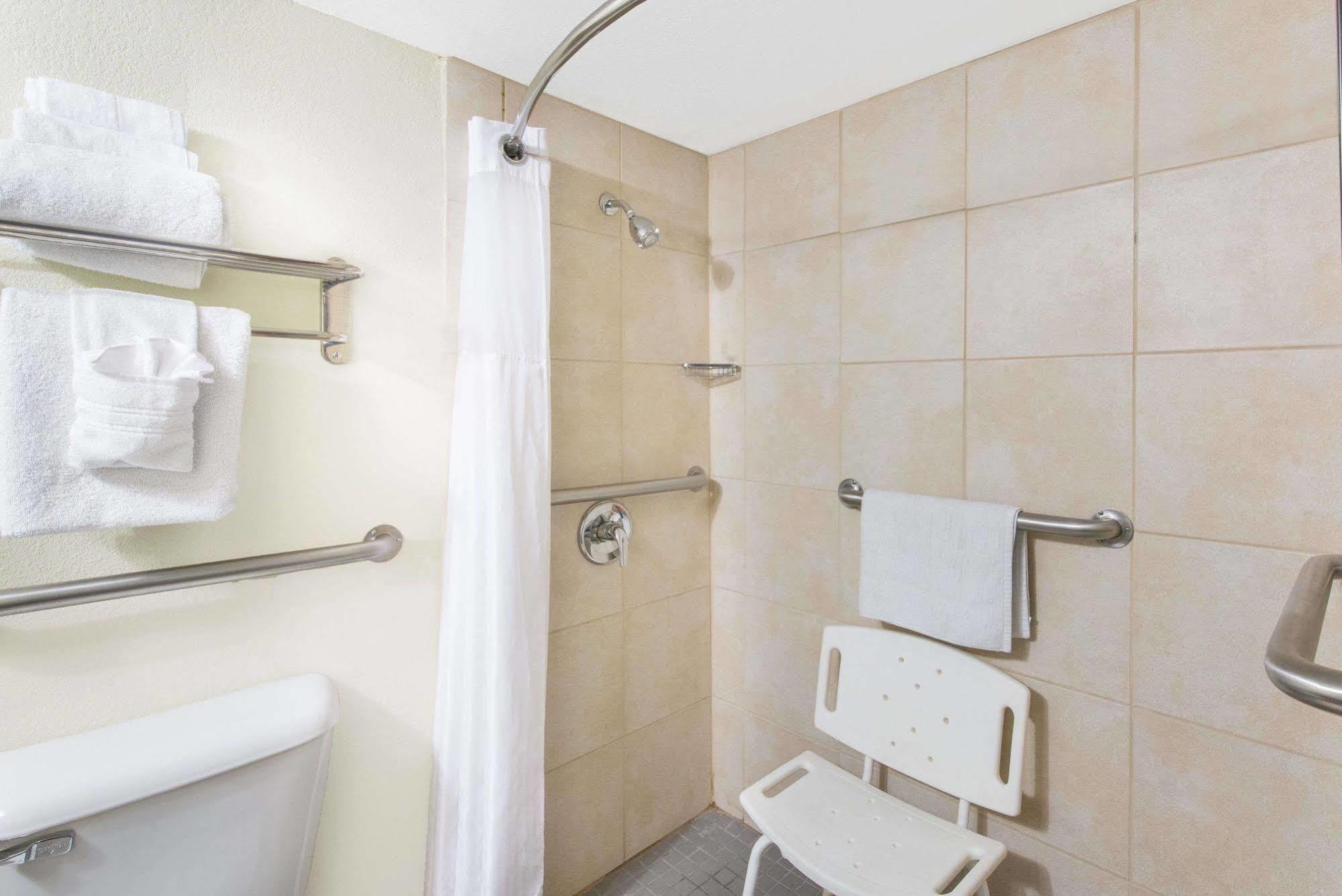 Отель Ramada By Wyndham Albuquerque East Экстерьер фото