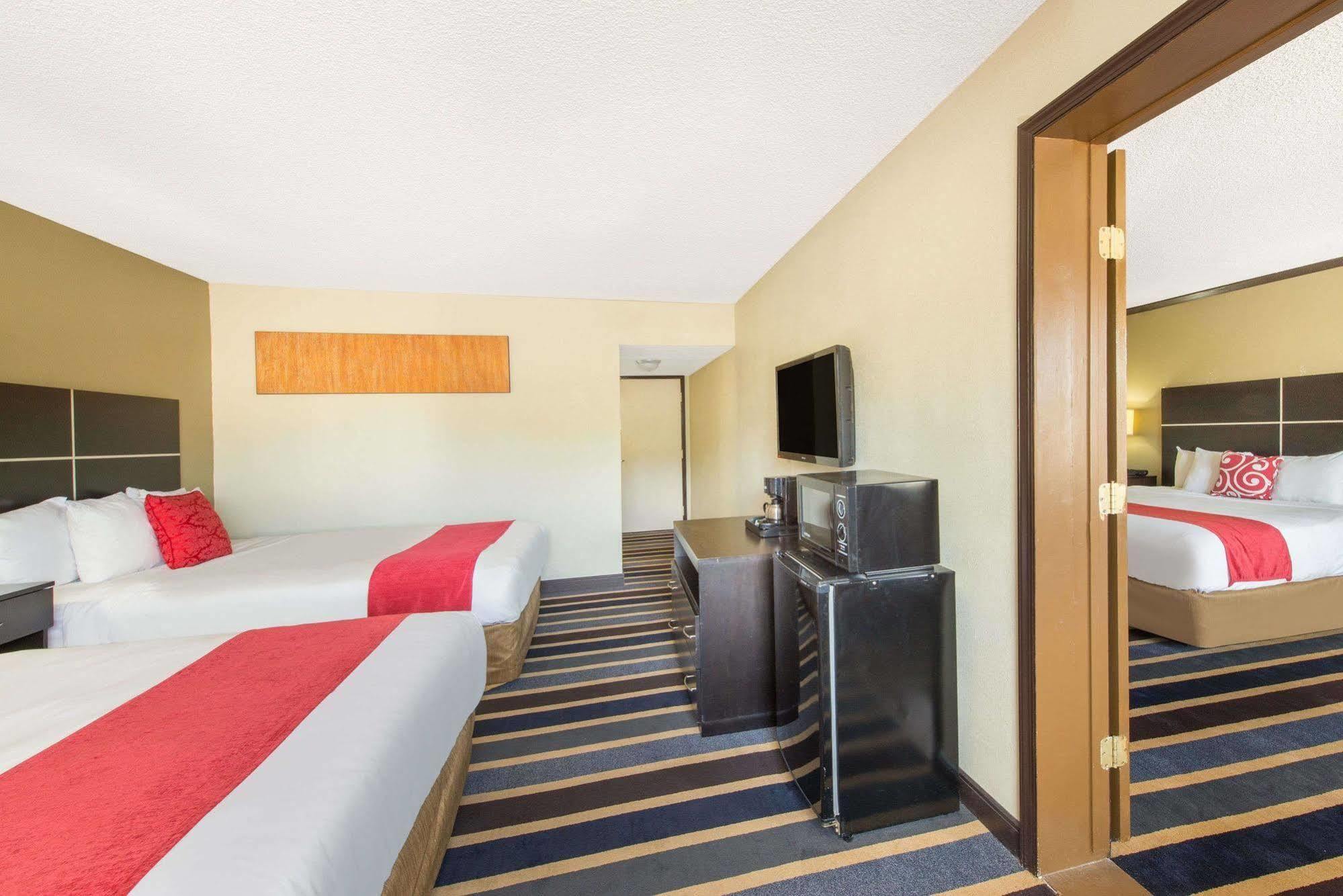 Отель Ramada By Wyndham Albuquerque East Экстерьер фото