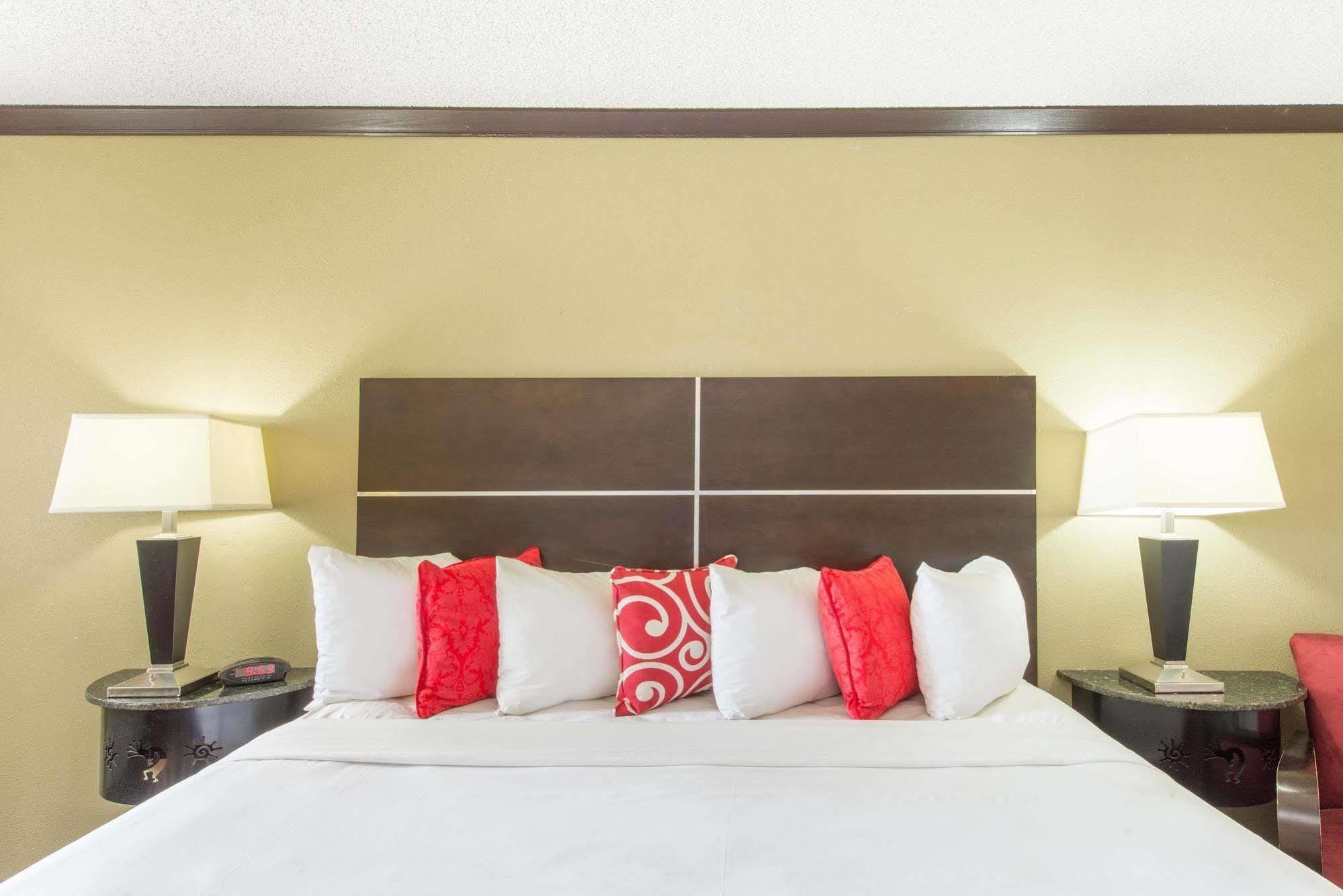 Отель Ramada By Wyndham Albuquerque East Экстерьер фото