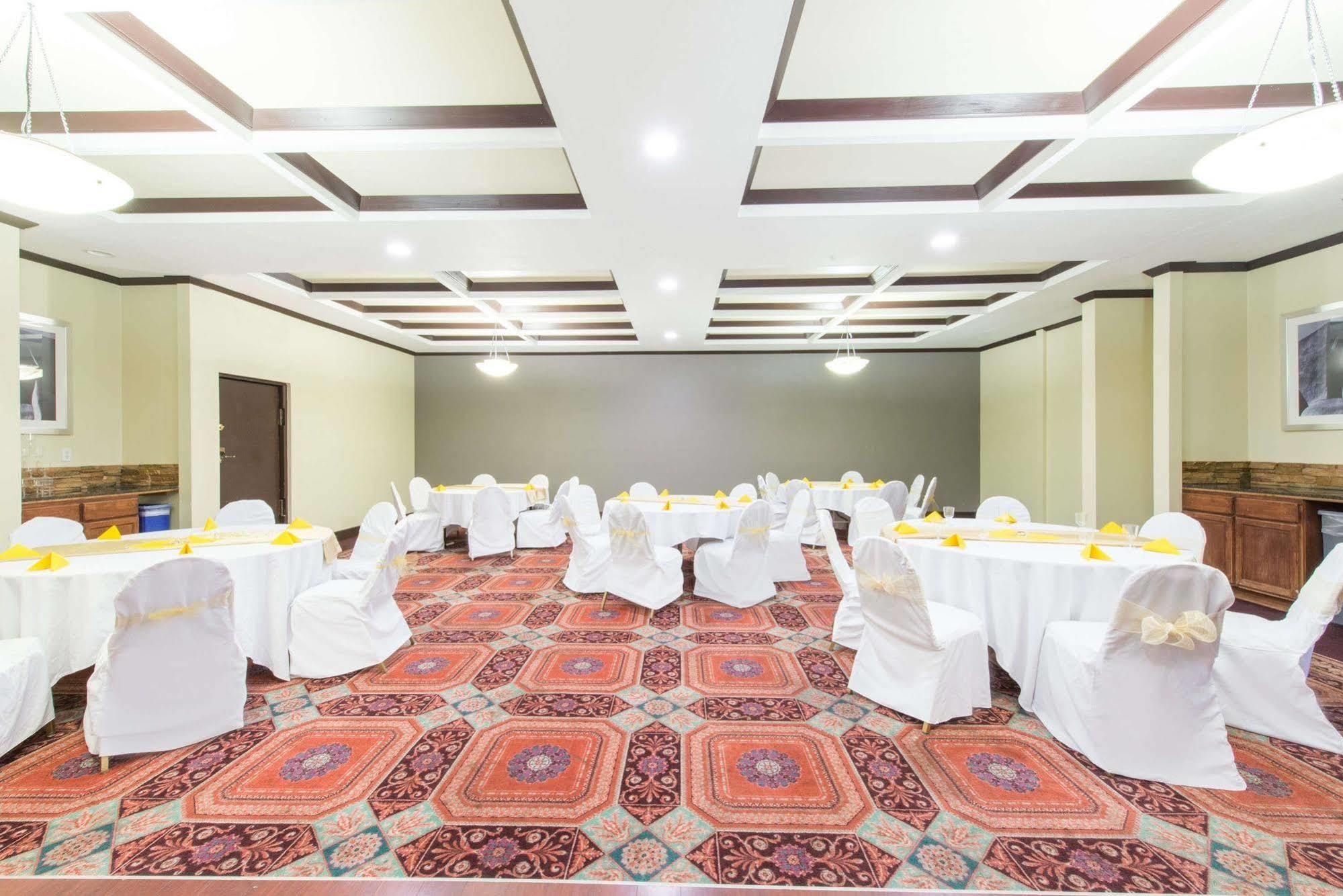 Отель Ramada By Wyndham Albuquerque East Экстерьер фото